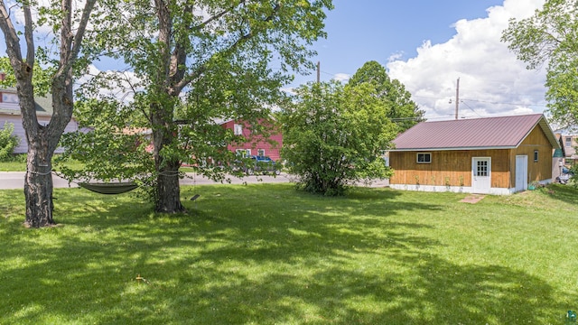 view of yard with an outbuilding