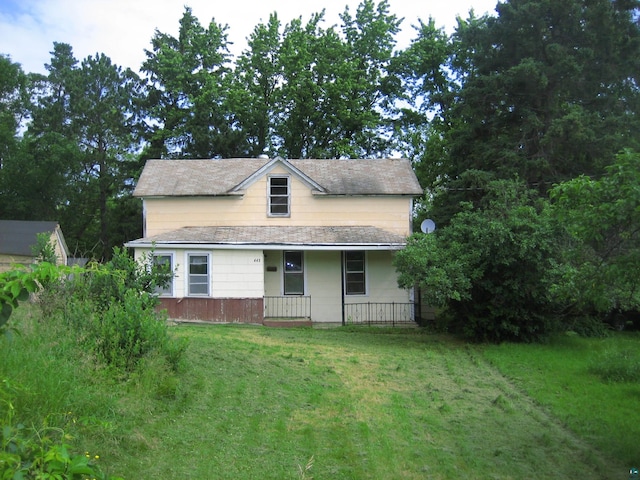 view of front facade with a front yard