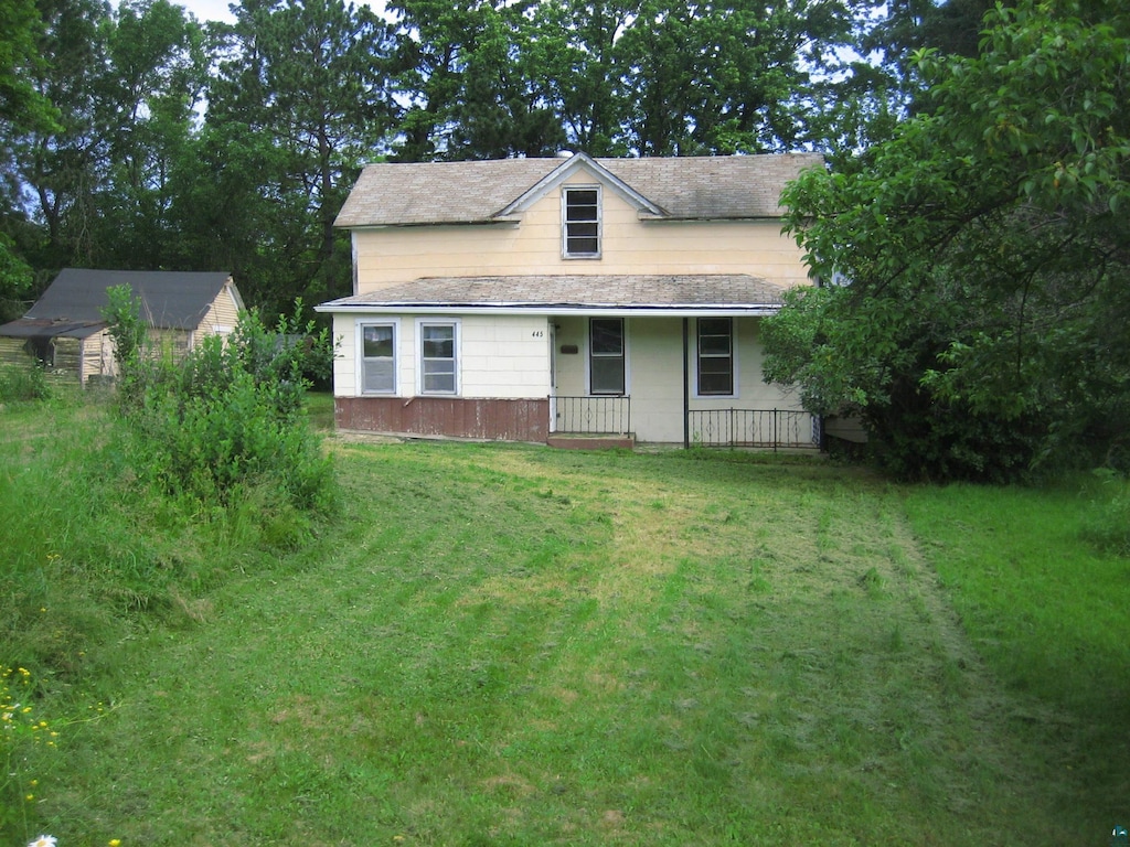 view of front of property featuring a front lawn