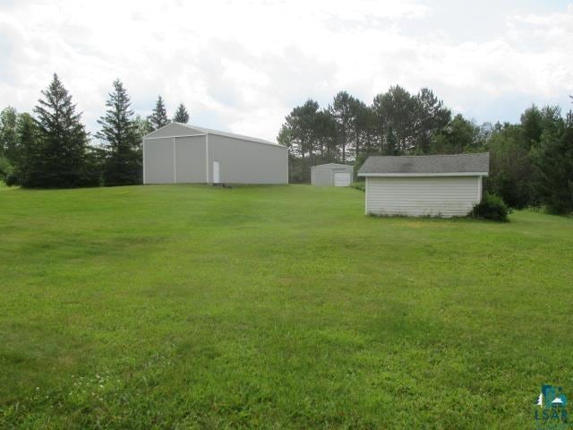 view of yard featuring a storage unit