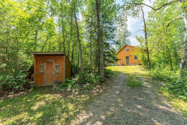 view of yard with a storage unit