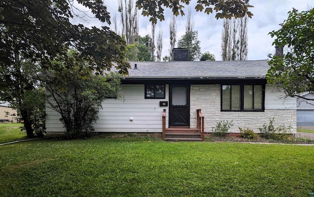 ranch-style house featuring a front lawn