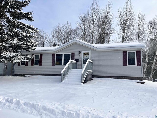 manufactured / mobile home with a front lawn