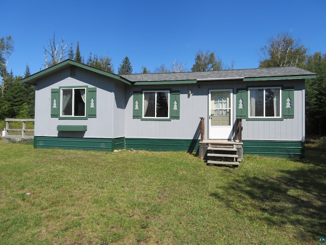 view of front facade with a front yard