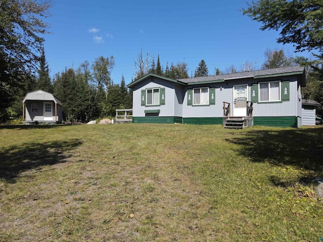 view of front of home featuring a shed and a front yard