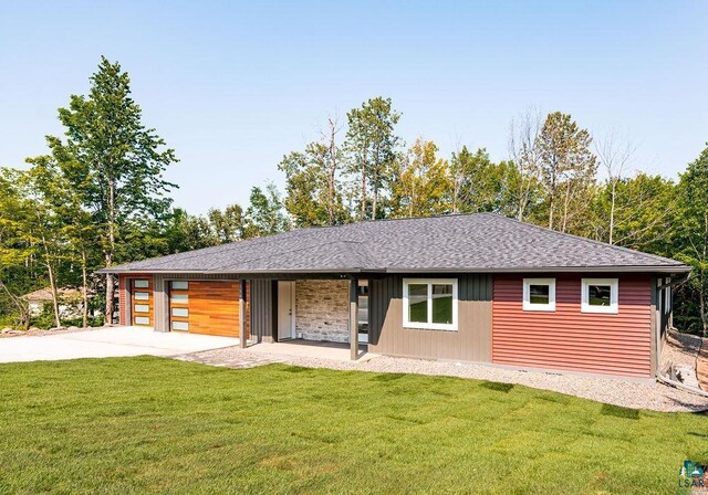 view of front facade featuring a garage and a front lawn