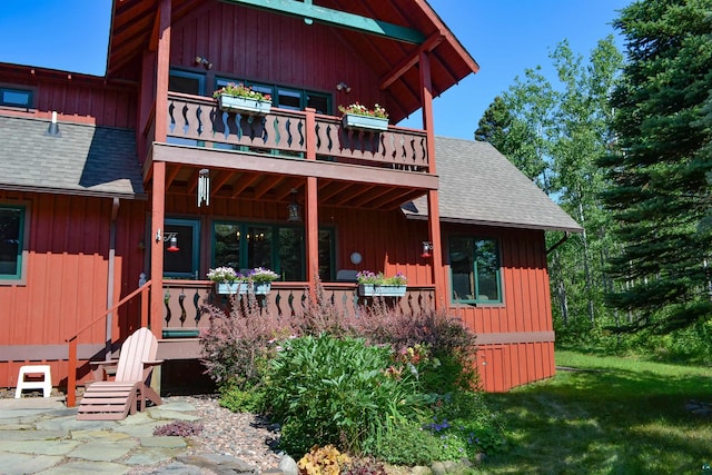 view of front facade with a front yard