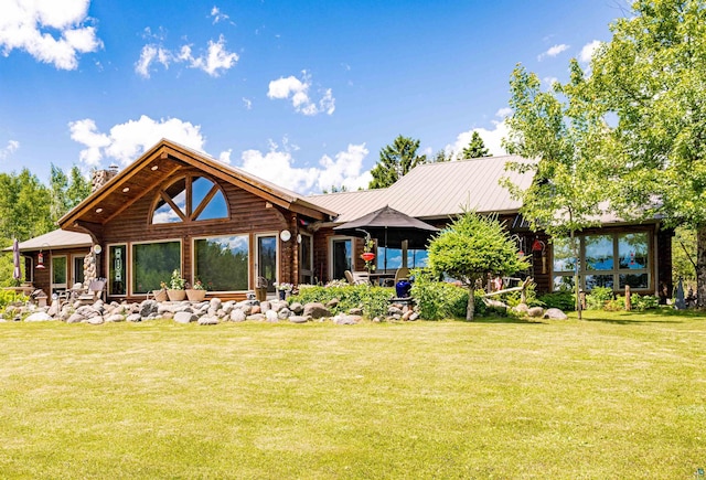 back of house featuring a lawn