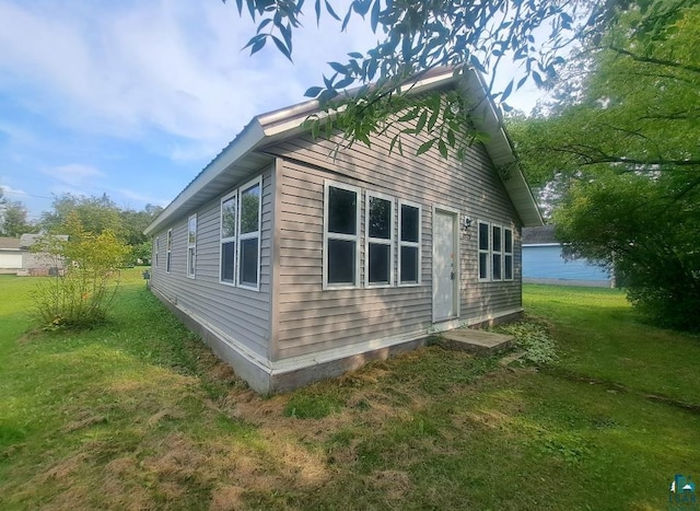 view of side of property featuring a lawn