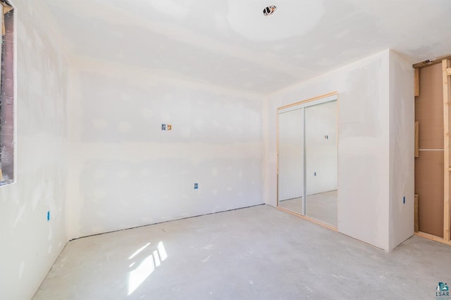 unfurnished bedroom featuring a closet