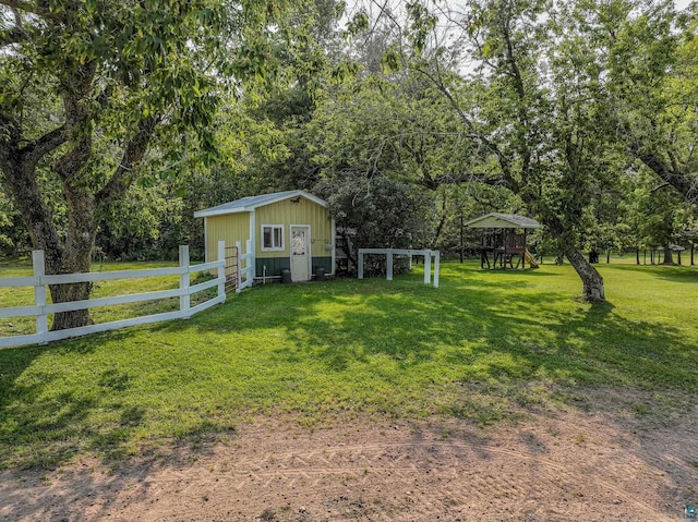 view of yard with an outbuilding