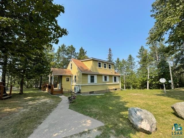 view of front of home featuring a front lawn