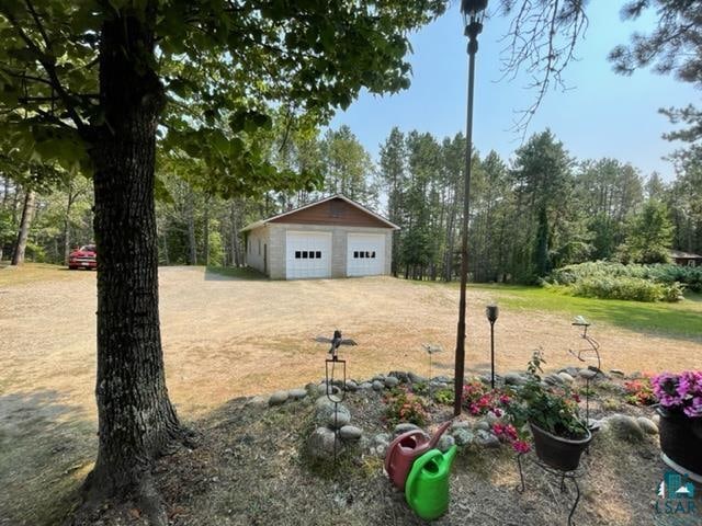 view of yard with an outdoor structure and a garage