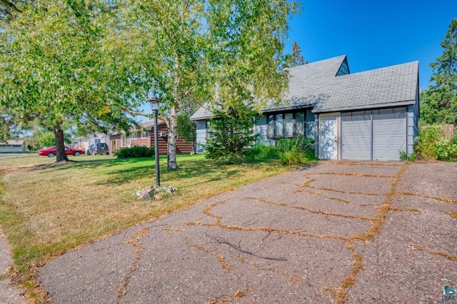 view of front facade featuring a garage and a front yard