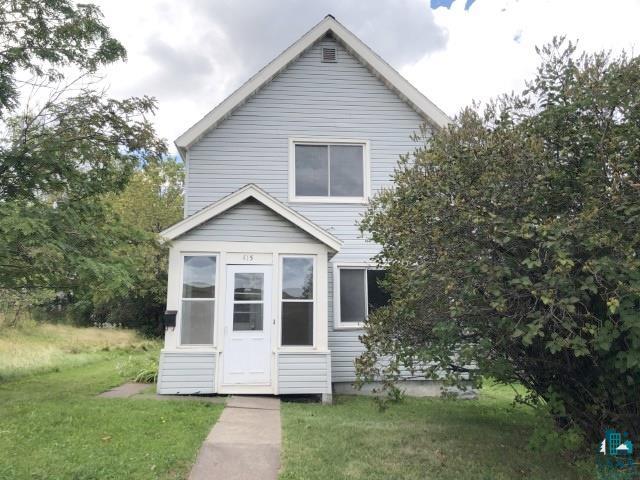 view of front facade featuring a front yard