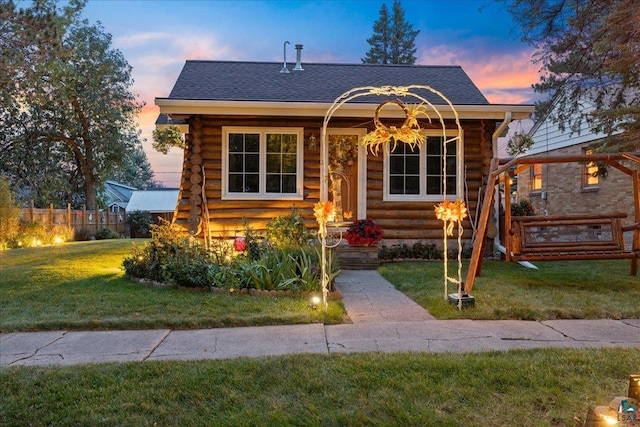 view of front facade featuring a lawn