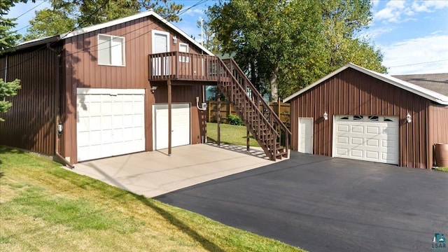 view of front of house featuring a garage and a front lawn