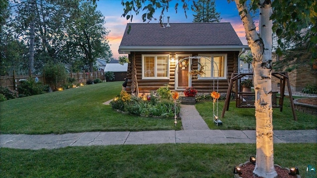 view of front facade with a lawn