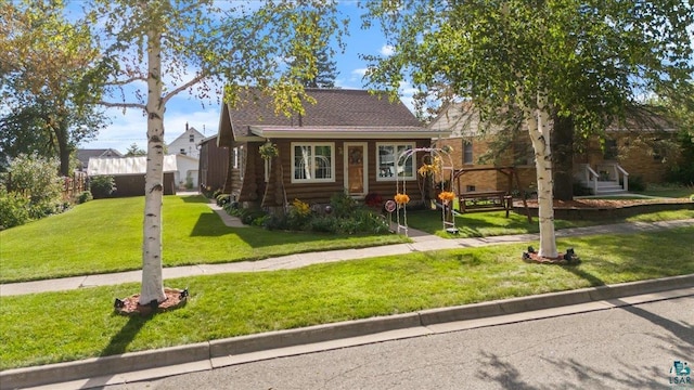 view of front of property featuring a front yard