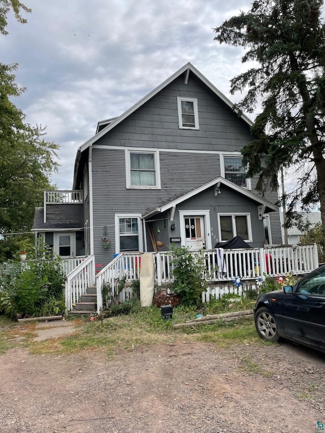 view of front of home featuring a balcony