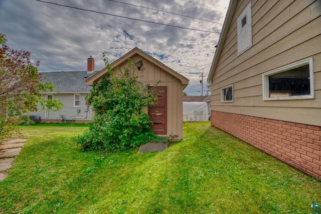 view of side of property featuring a lawn