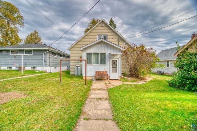 bungalow-style house featuring a front lawn