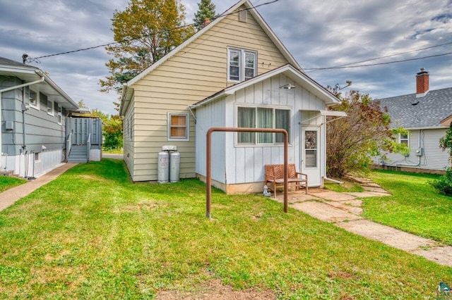 back of house featuring a lawn