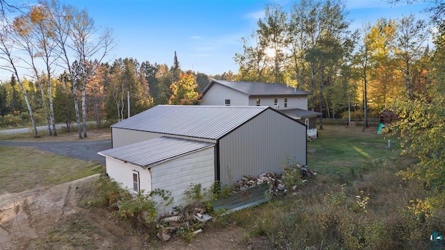 view of outdoor structure featuring a yard