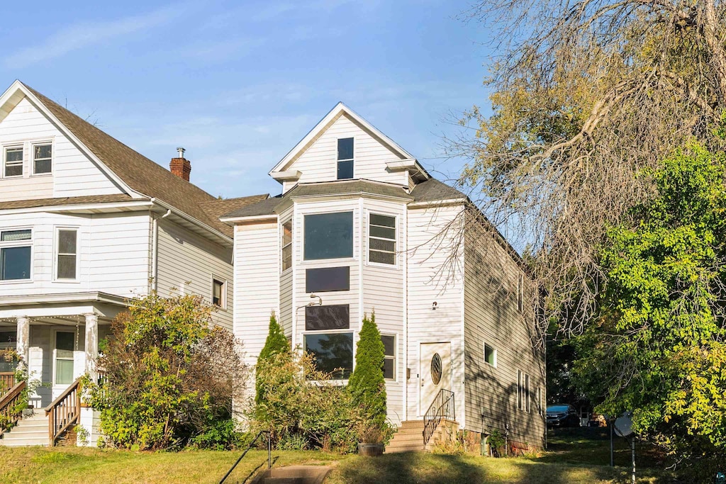 view of front of house featuring a front yard