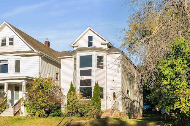 view of front of house featuring a front yard