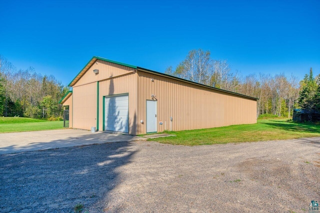 view of outdoor structure with a garage and a yard