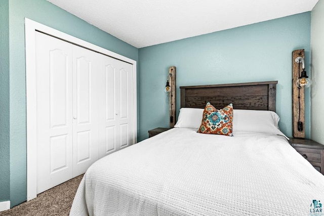 bedroom featuring carpet flooring and a closet