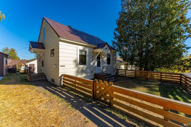 view of front of property with a front lawn