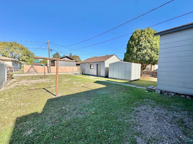 view of yard featuring a shed