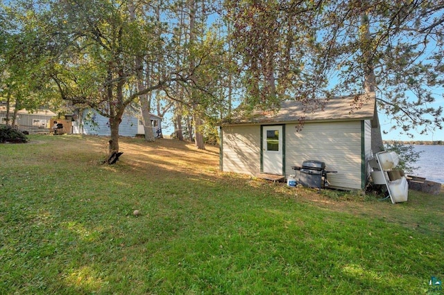 view of yard featuring a shed