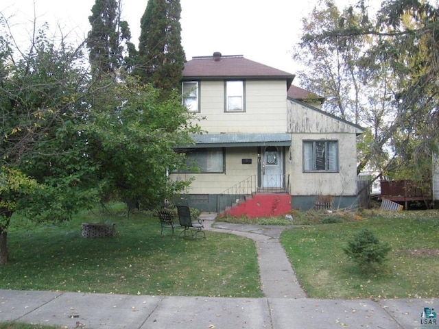 view of front facade featuring a front yard