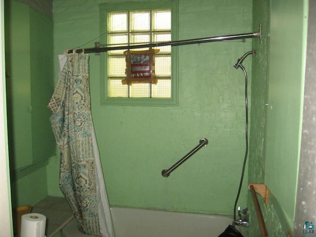 21 White St, Ely, MN 55731 - full bath featuring shower / tub combo with curtain