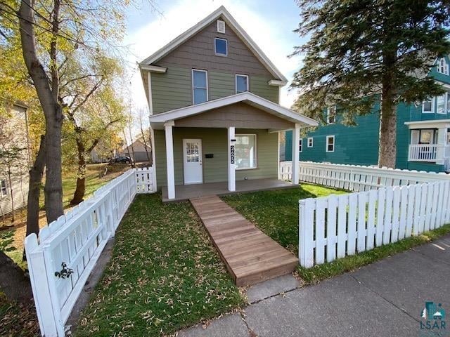 view of front of home featuring a porch