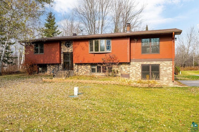 view of front of home featuring a front lawn