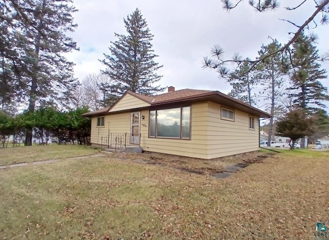 view of front of property featuring a front yard