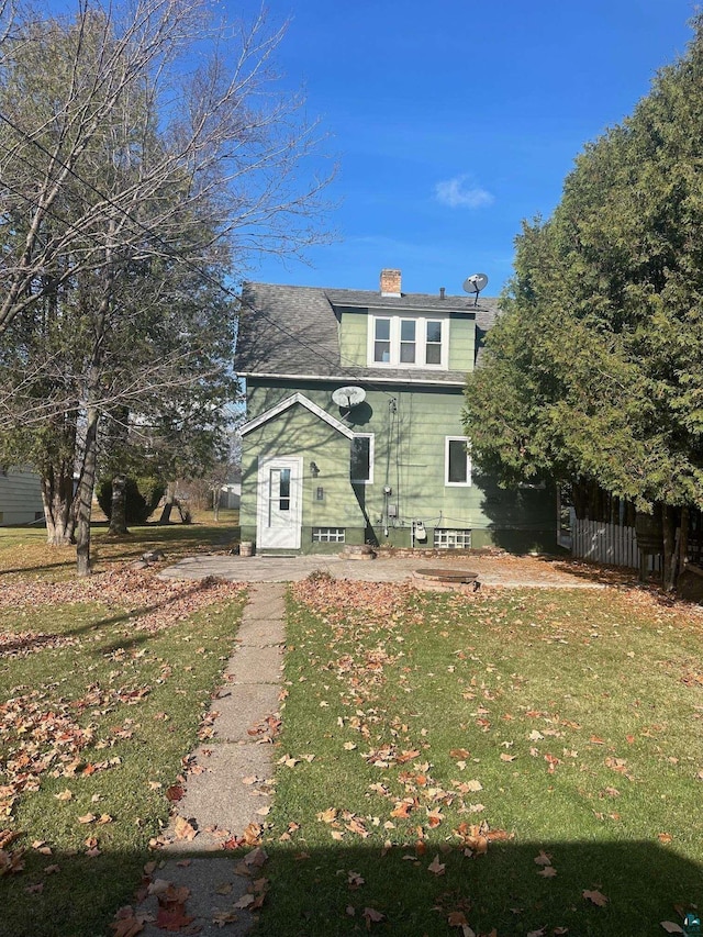 view of front of house featuring a front lawn