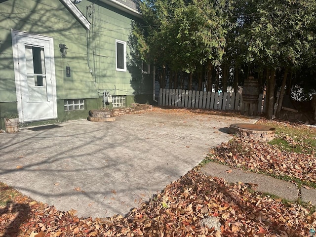 view of patio with a fire pit