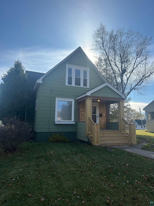 bungalow-style house featuring a front lawn