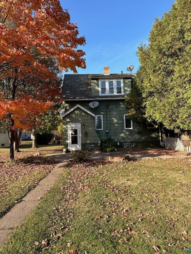 front of property with a front lawn