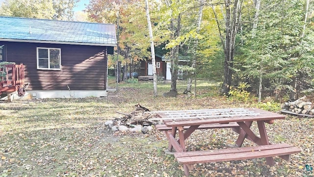 view of yard with a storage shed