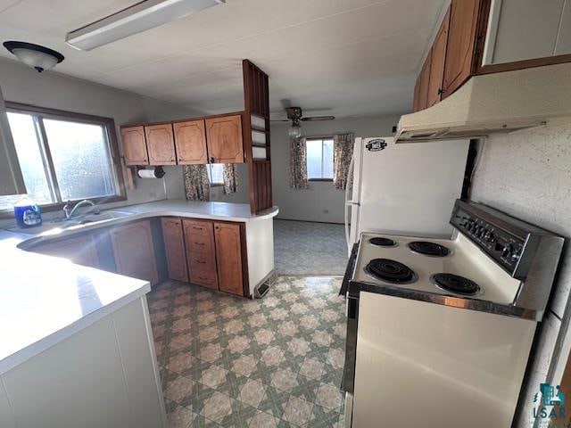 kitchen featuring kitchen peninsula, white appliances, and ceiling fan