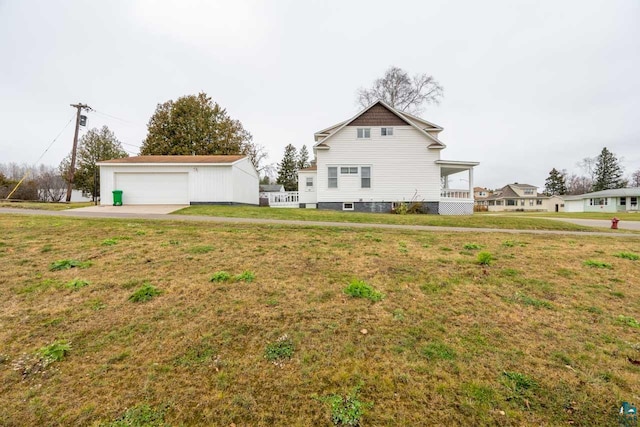 view of front of home featuring a front yard