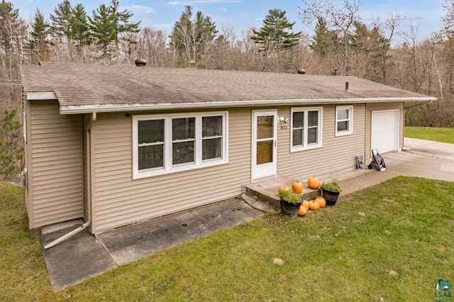 back of house featuring a lawn