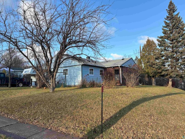 view of front of property featuring a front lawn