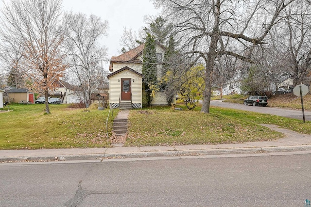 view of front of house featuring a front lawn